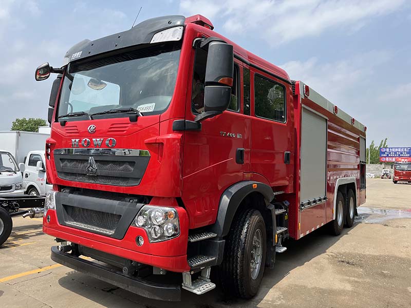 豪沃11噸干粉泡沫聯用消防車